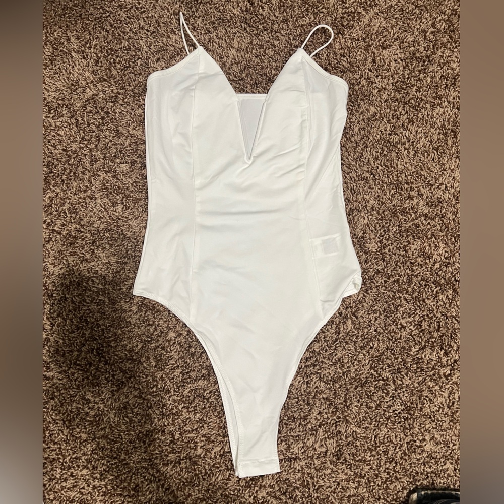 White low V onesie, size XS